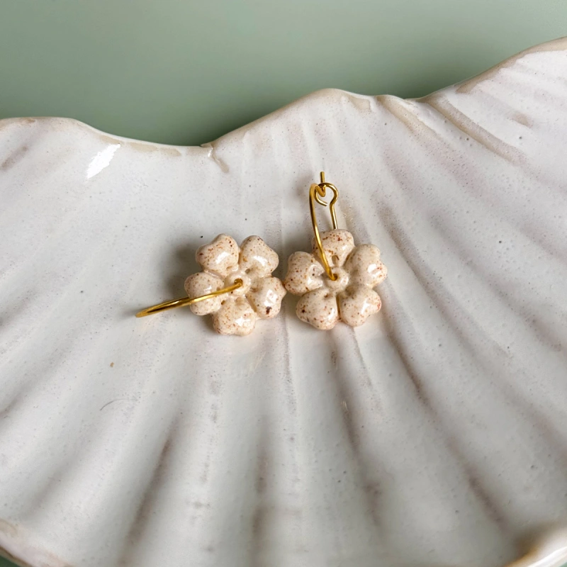 Cream - wiszące kolczyki z porcelany w kształcie kwiatu – Porcelka kwiatek