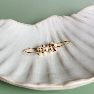 Przepiórka - kolczyki wiszące z porcelany w kształcie kwiatu - Porcelka micro bloom