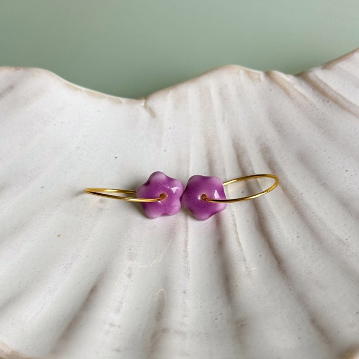 Violet - kolczyki wiszące z porcelany w kształcie kwiatu - Porcelka micro bloom