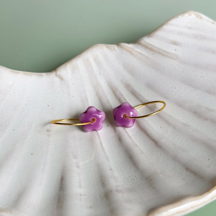 Violet - kolczyki wiszące z porcelany w kształcie kwiatu - Porcelka micro bloom