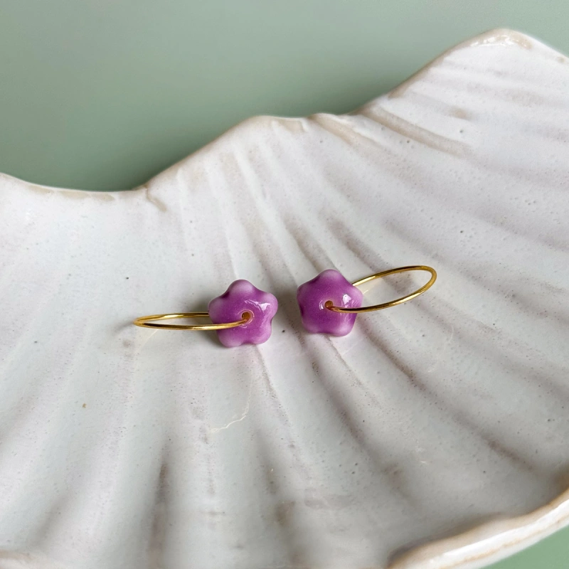 Violet - kolczyki wiszące z porcelany w kształcie kwiatu - Porcelka micro bloom