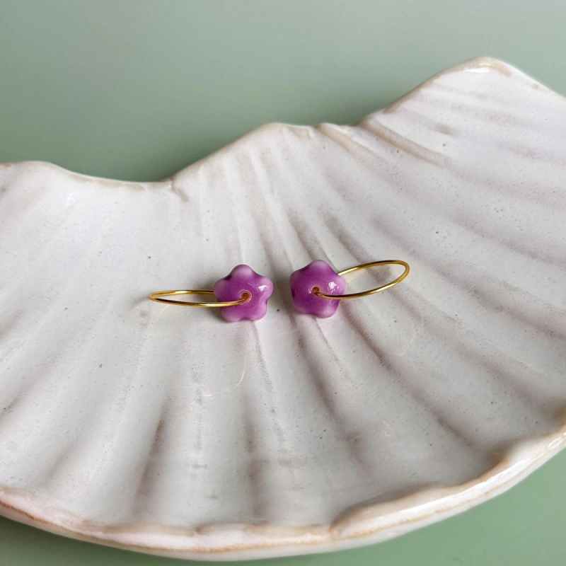 Violet - kolczyki wiszące z porcelany w kształcie kwiatu - Porcelka micro bloom