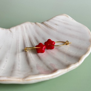Czerwień - kolczyki wiszące z porcelany w kształcie kwiatu - Porcelka micro bloom