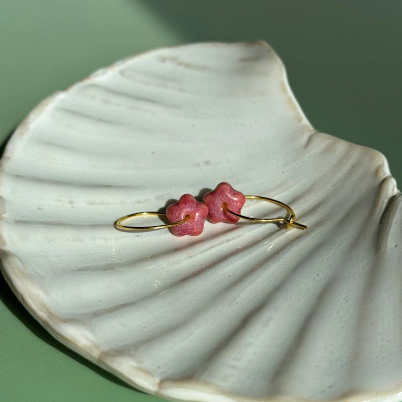 Cherry - kolczyki wiszące z porcelany w kształcie kwiatu - Porcelka micro bloom