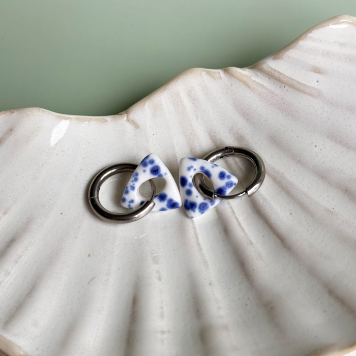 Cobalt splash – wiszące kolczyki z porcelany – Porcelka trójkąt maxi