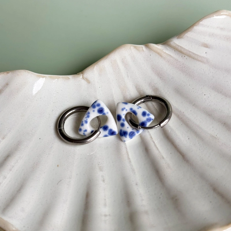 Cobalt splash – wiszące kolczyki z porcelany – Porcelka trójkąt maxi