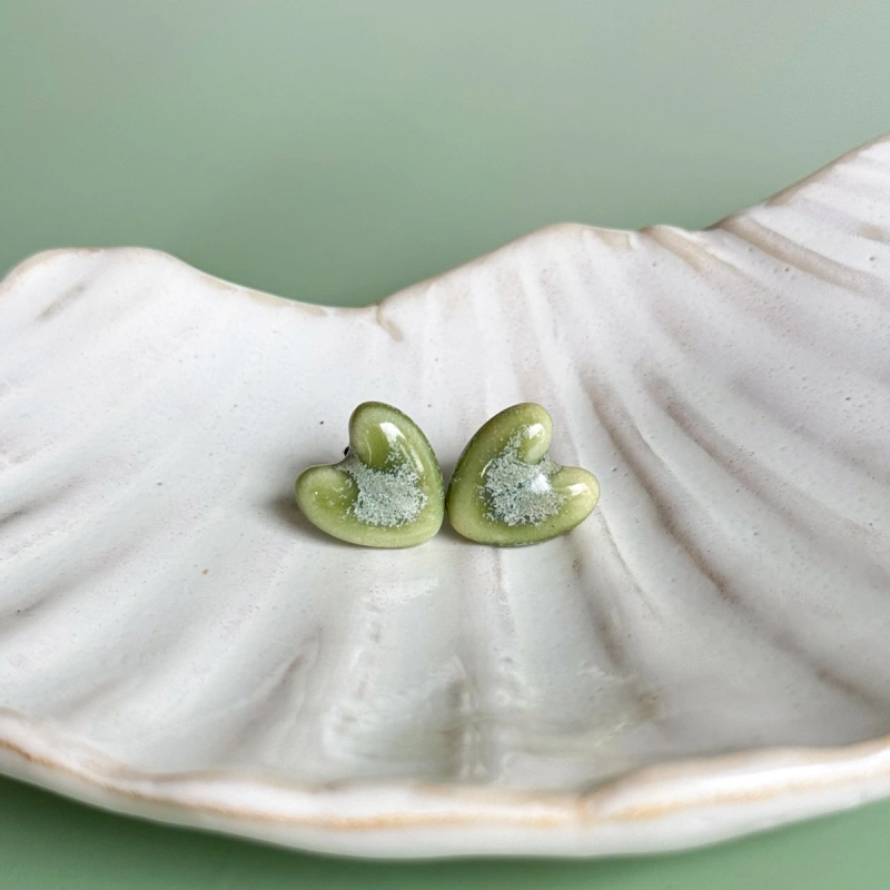 Greeny - kolczyki sztyfty z porcelany w kształcie serca - Porcelka serce