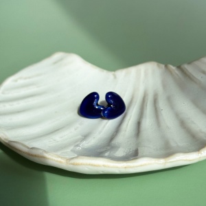 Cobalt - kolczyki sztyfty z porcelany w kształcie serca - Porcelka serce