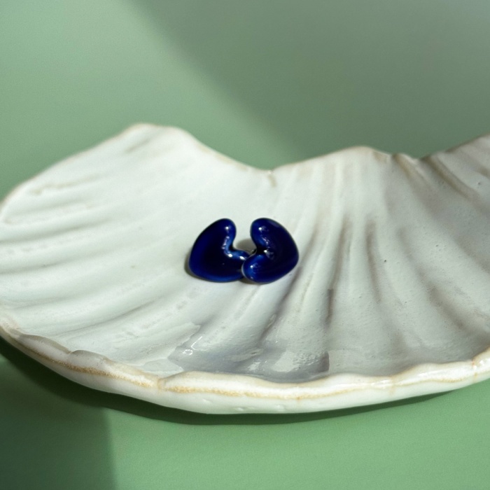 Cobalt - kolczyki sztyfty z porcelany w kształcie serca - Porcelka serce