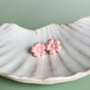 Baby pink - kolczyki sztyfty z porcelany w kształcie kwiatu - Porcelka kwiatek