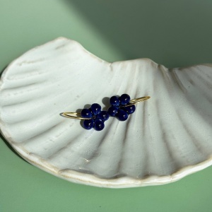 Cobalt - wiszące kolczyki z porcelany w kształcie kwiatu – Porcelka lilia