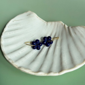 Cobalt - wiszące kolczyki z porcelany w kształcie kwiatu – Porcelka lilia