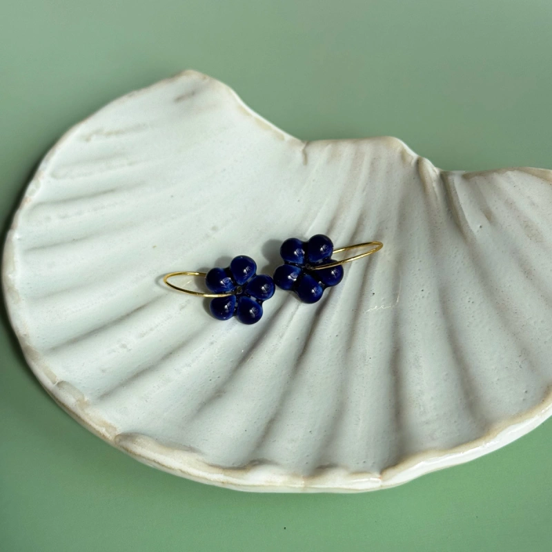 Cobalt - wiszące kolczyki z porcelany w kształcie kwiatu – Porcelka lilia
