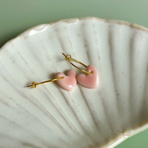 Baby pink – wiszące kolczyki z porcelany w kształcie serca – Porcelka serce