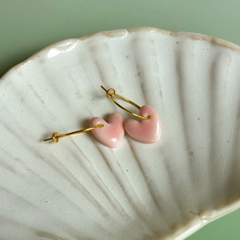 Baby pink – wiszące kolczyki z porcelany w kształcie serca – Porcelka serce