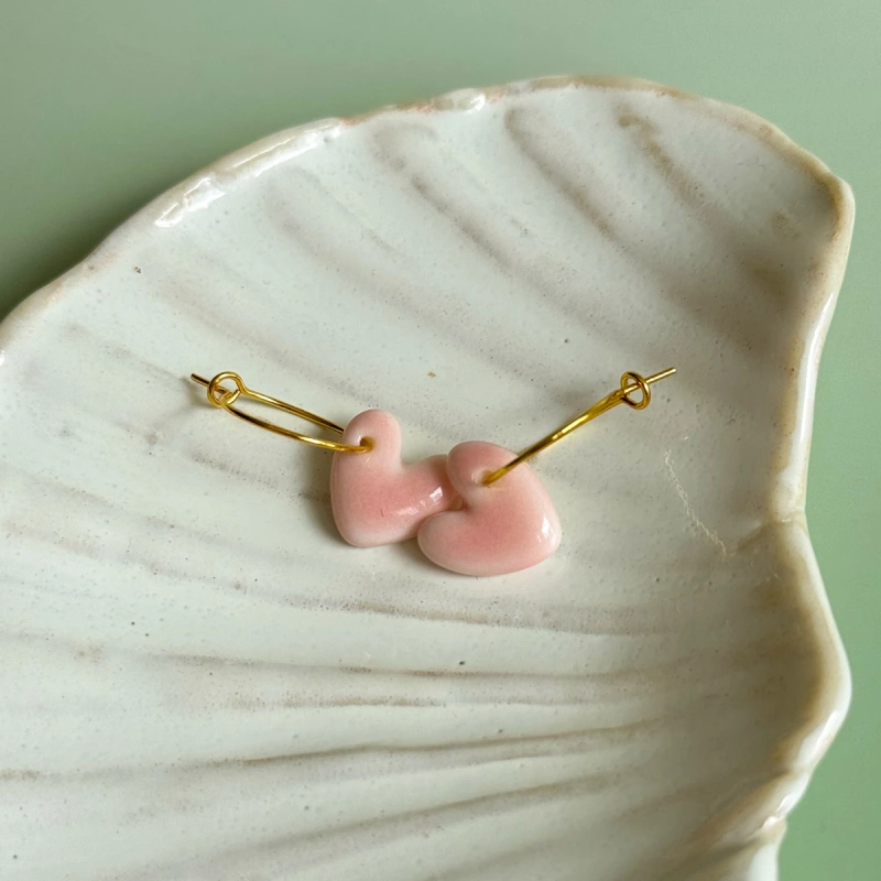Baby pink – wiszące kolczyki z porcelany w kształcie serca – Porcelka serce
