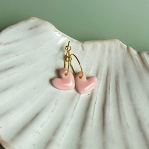 Baby pink – wiszące kolczyki z porcelany w kształcie serca – Porcelka serce