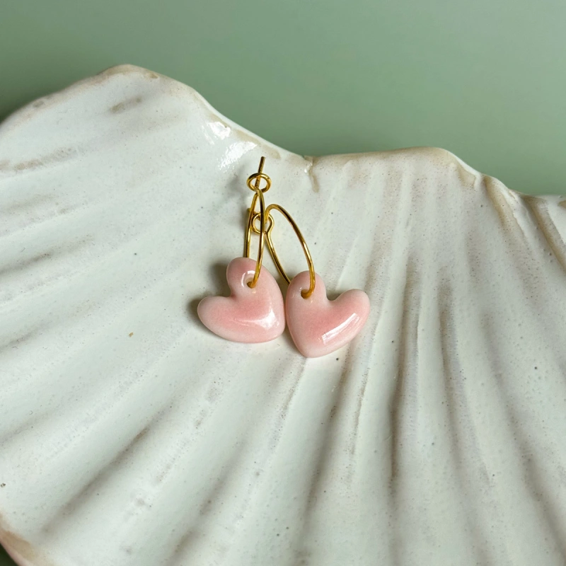 Baby pink – wiszące kolczyki z porcelany w kształcie serca – Porcelka serce