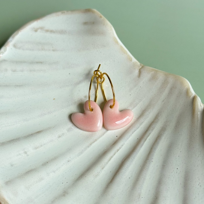 Baby pink – wiszące kolczyki z porcelany w kształcie serca – Porcelka serce