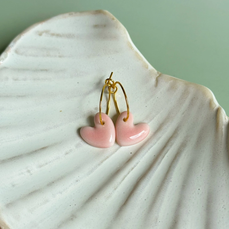 Baby pink – wiszące kolczyki z porcelany w kształcie serca – Porcelka serce