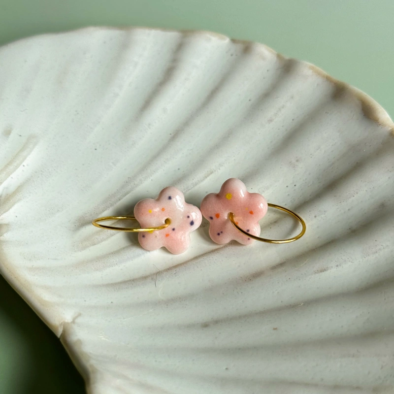Pink dots – wiszące kolczyki z porcelany w kształcie kwiatu – Porcelka mini bloom