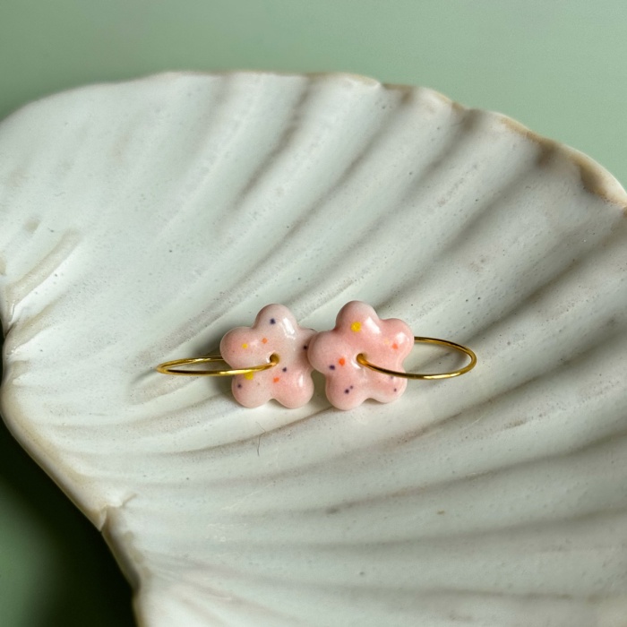 Pink dots – wiszące kolczyki z porcelany w kształcie kwiatu – Porcelka mini bloom