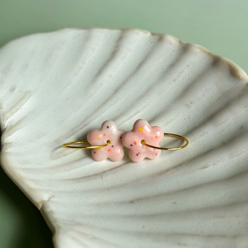 Pink dots – wiszące kolczyki z porcelany w kształcie kwiatu – Porcelka mini bloom