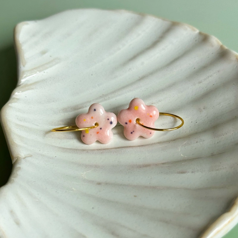 Pink dots – wiszące kolczyki z porcelany w kształcie kwiatu – Porcelka mini bloom