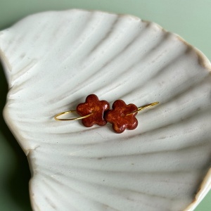 Hot choco – wiszące kolczyki z porcelany w kształcie kwiatu – Porcelka mini bloom