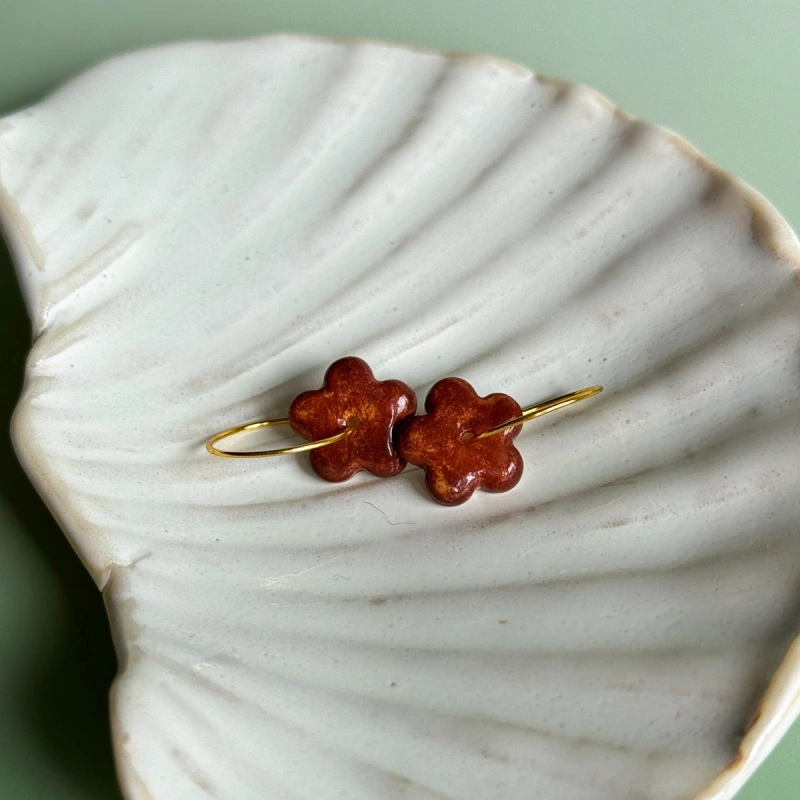 Hot choco – wiszące kolczyki z porcelany w kształcie kwiatu – Porcelka mini bloom