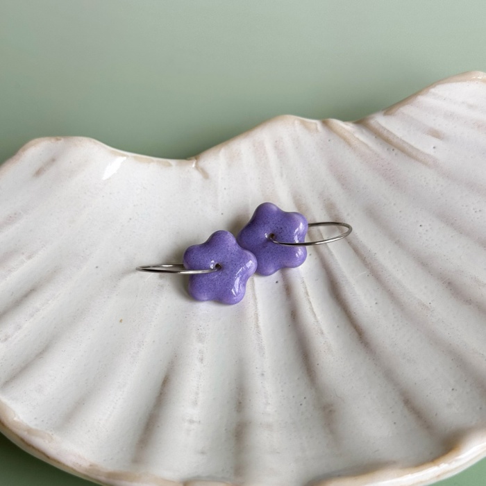 Violet – wiszące kolczyki z porcelany w kształcie kwiatu – Porcelka mini bloom