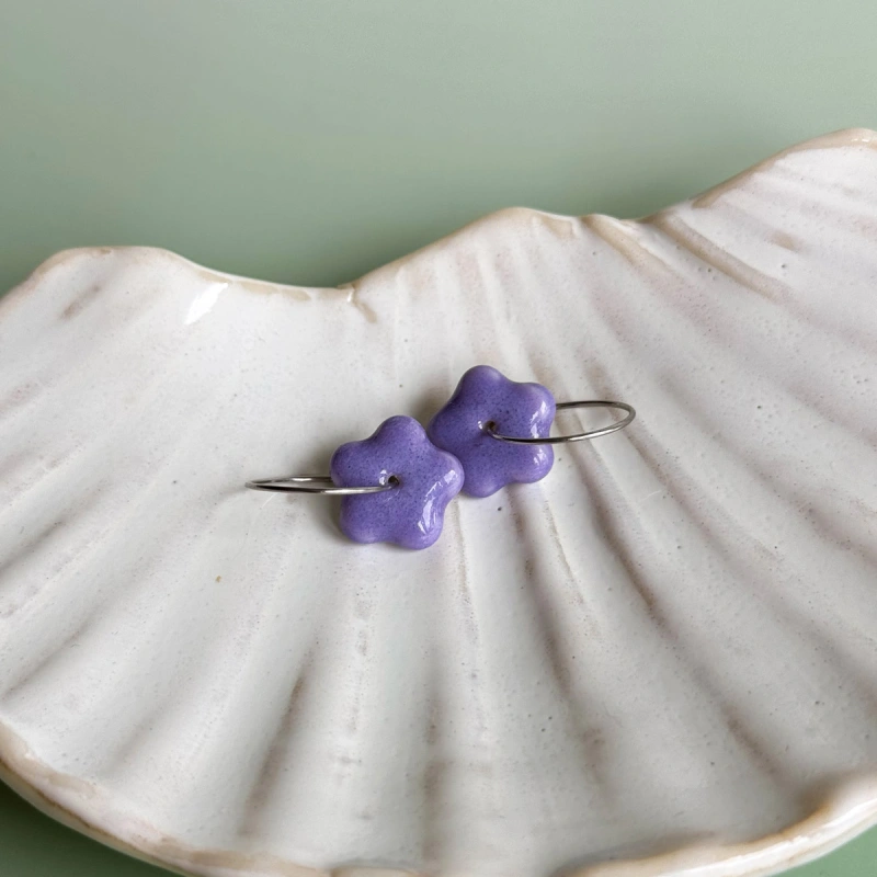 Violet – wiszące kolczyki z porcelany w kształcie kwiatu – Porcelka mini bloom