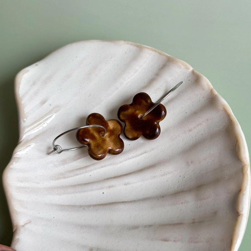 Kość słoniowa ciemna – wiszące kolczyki z porcelany w kształcie kwiatu
