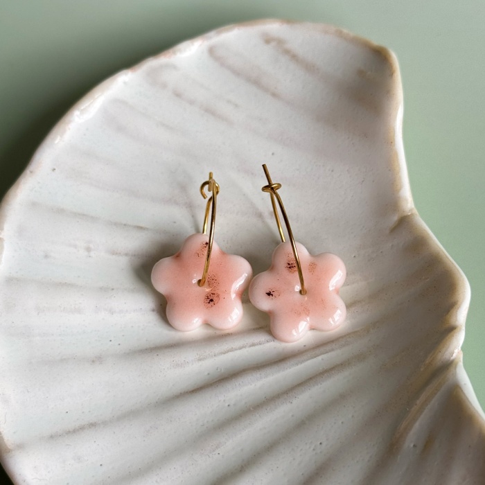 Rose – wiszące kolczyki z porcelany w kształcie kwiatu