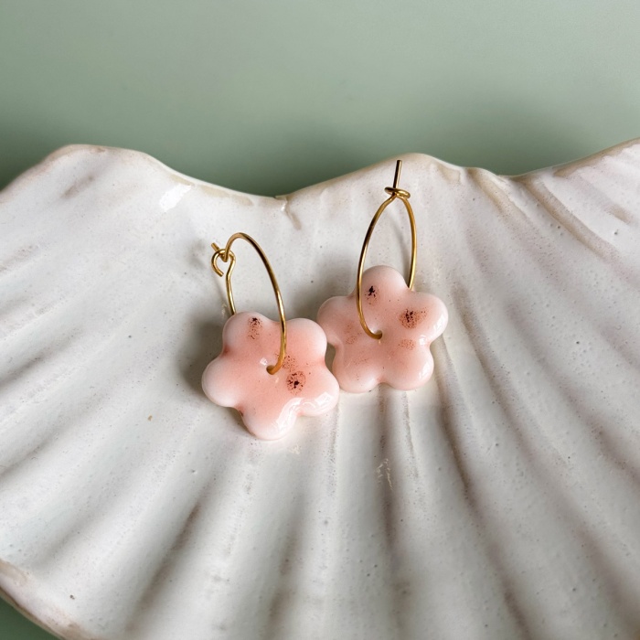 Rose – wiszące kolczyki z porcelany w kształcie kwiatu