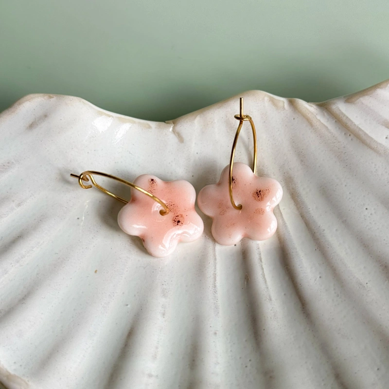 Rose – wiszące kolczyki z porcelany w kształcie kwiatu