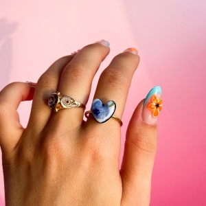 Jagódki z koabaltem - pierścionek porcelanowy - Porcelka serce