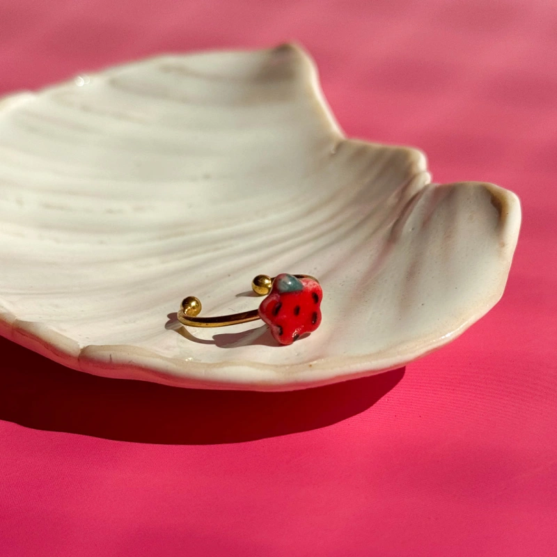 Truskawka z listkiem - pierścionek porcelanowy - Porcelka micro bloom