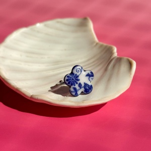 Kobaltowe kwiaty - pierścionek porcelanowy - Porcelka mniejszy bloom