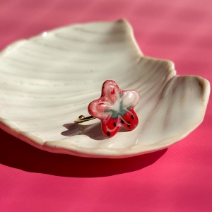 Truskawka - pierścionek porcelanowy w kształcie kwiatu - porcelka Daisy
