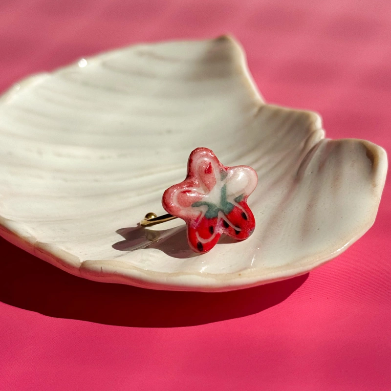 Truskawka - pierścionek porcelanowy w kształcie kwiatu - porcelka Daisy