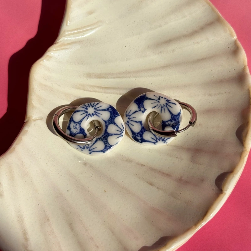 Kobaltowe kwiaty - wiszące kolczyki z porcelany - Porcelka donut