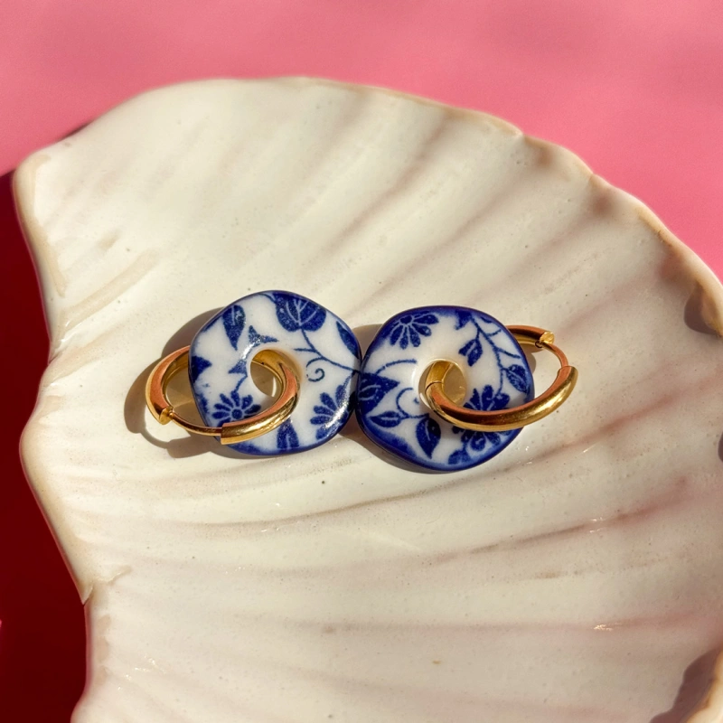 Kobaltowe kwiaty z kobaltem - wiszące kolczyki z porcelany - Porcelka donut