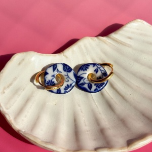 Kobaltowe kwiaty z kobaltem - wiszące kolczyki z porcelany - Porcelka donut