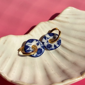Kobaltowe kwiaty z kobaltem - wiszące kolczyki z porcelany - Porcelka donut