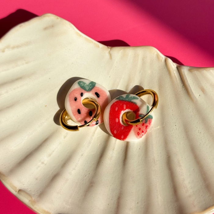 Truskawka - wiszące kolczyki z porcelany - Porcelka donut