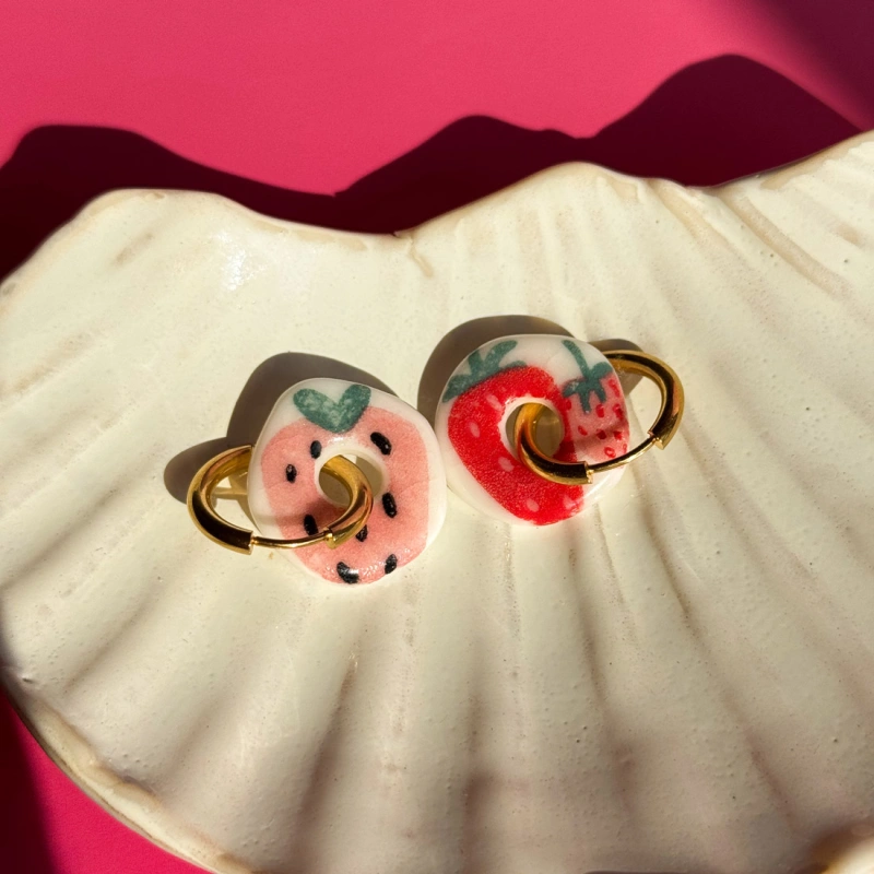 Truskawka - wiszące kolczyki z porcelany - Porcelka donut