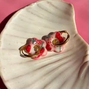 Truskawka - kolczyki wiszące z porcelany w kształcie kwiatu - Porcelka bloom