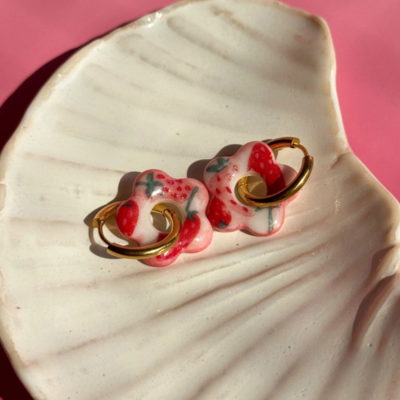 Truskawka - kolczyki wiszące z porcelany w kształcie kwiatu - Porcelka bloom