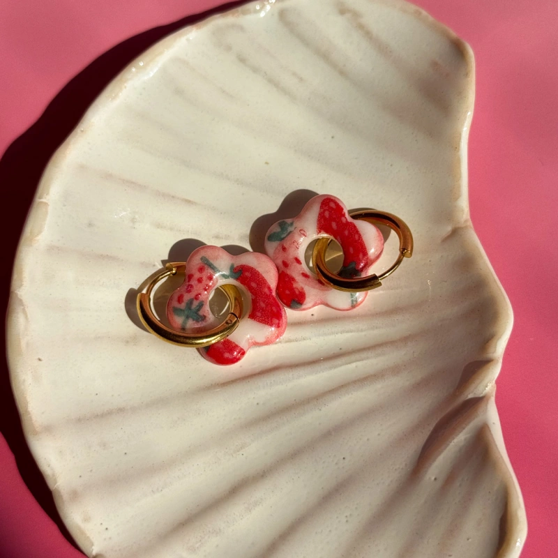 Truskawka - kolczyki wiszące z porcelany w kształcie kwiatu - Porcelka bloom